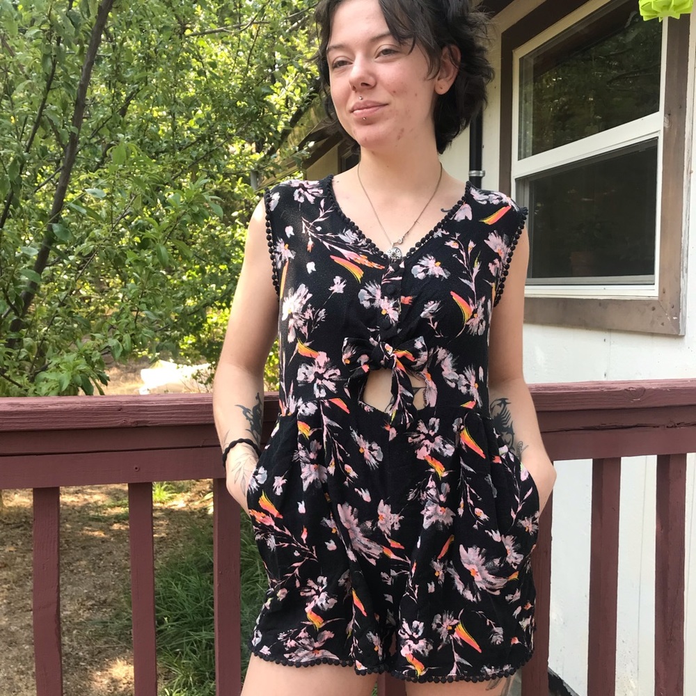 Cute floral romper size M